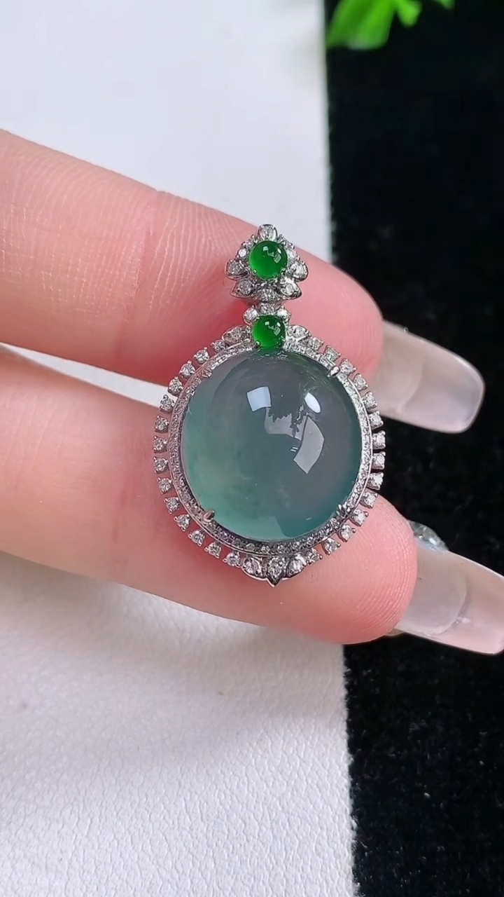 天然A货翡翠18K金蓝水蛋面吊坠，尺寸28-17.8-9.5，裸石14-13.2重量:3.85g
3