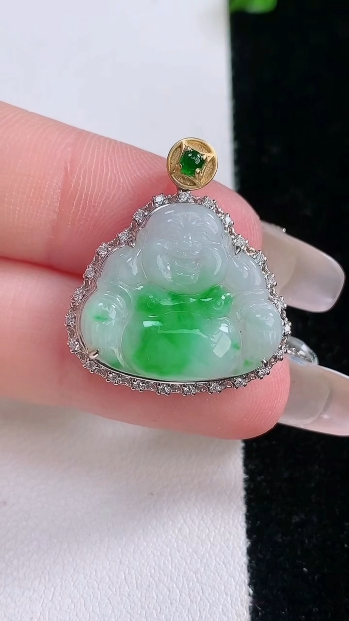 天然A货翡翠佛公吊坠，尺寸26.2-23-5.9，裸石17.5-19.6重量:3.16g
3月7日