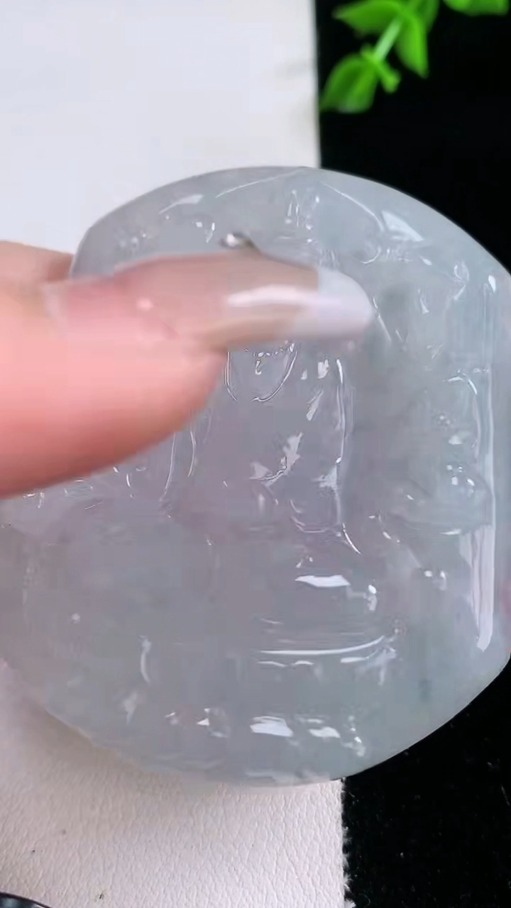 天然A货翡翠千手观音吊坠，尺寸54.7-47.5-5，重量:39.41g
3月7日