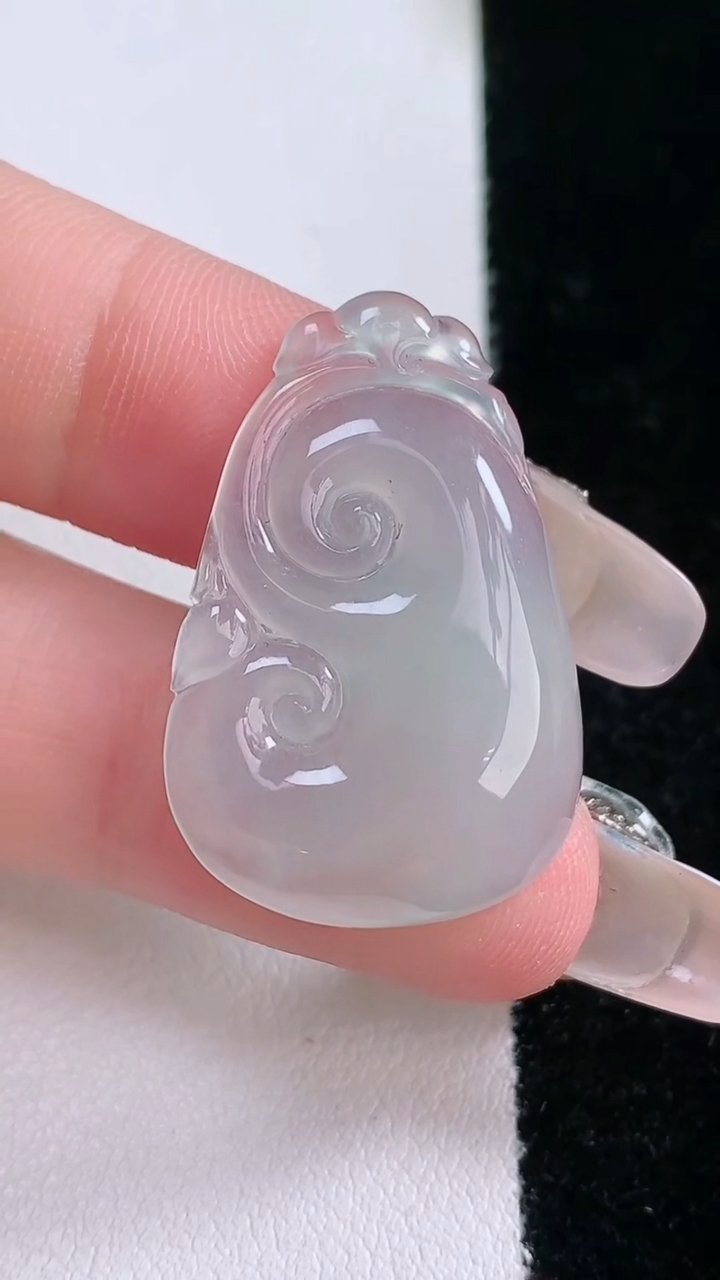 天然A货翡翠如意吊坠，尺寸30.4-20-5，重量:4.67g
3月7日