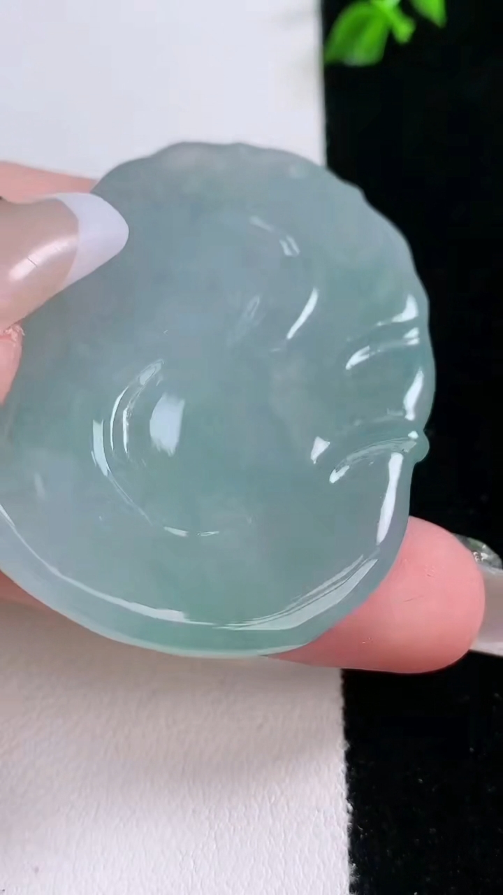 天然A货翡翠生肖猴吊坠，尺寸50.2-38.5-6，重量:25.63g
3月7日