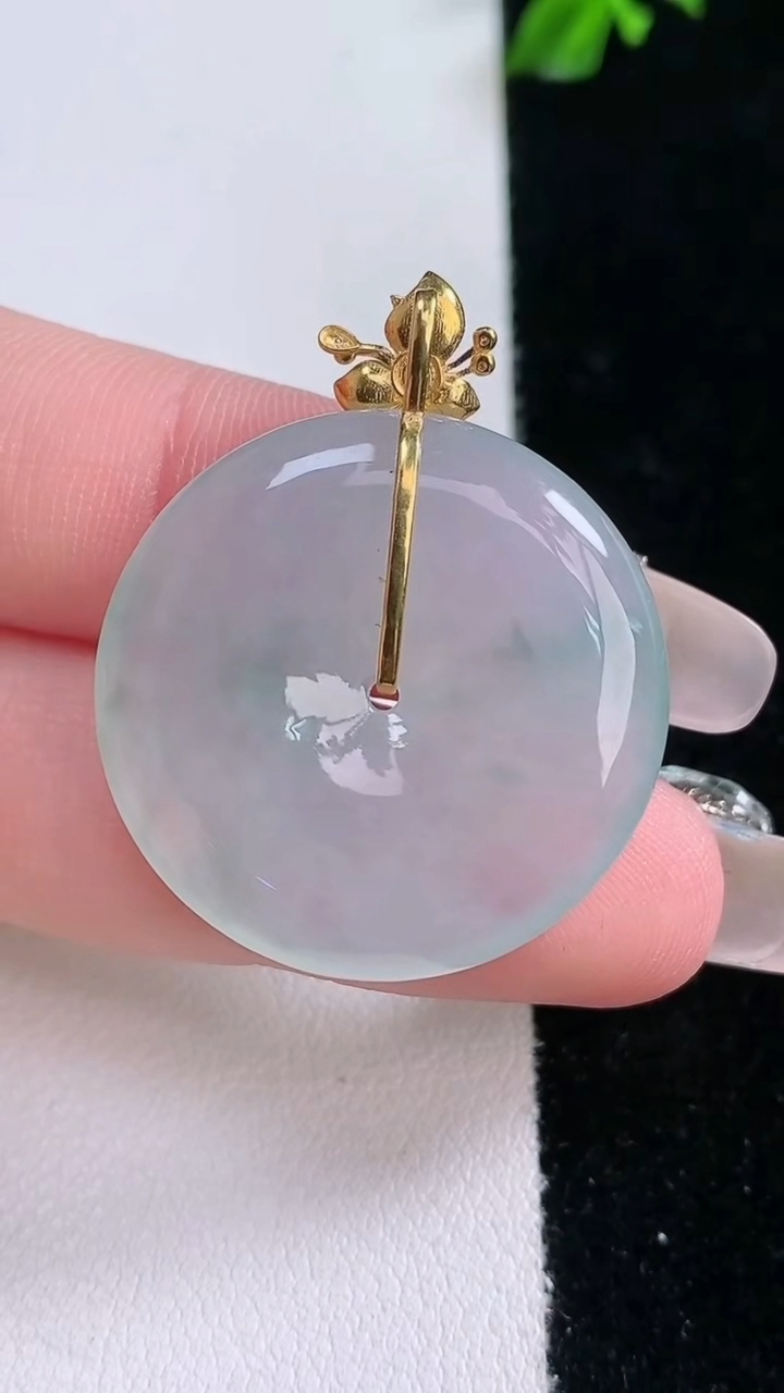 天然A货翡翠种飘花平安扣吊坠，尺寸27.3-5，重量:8.53g
3月7日