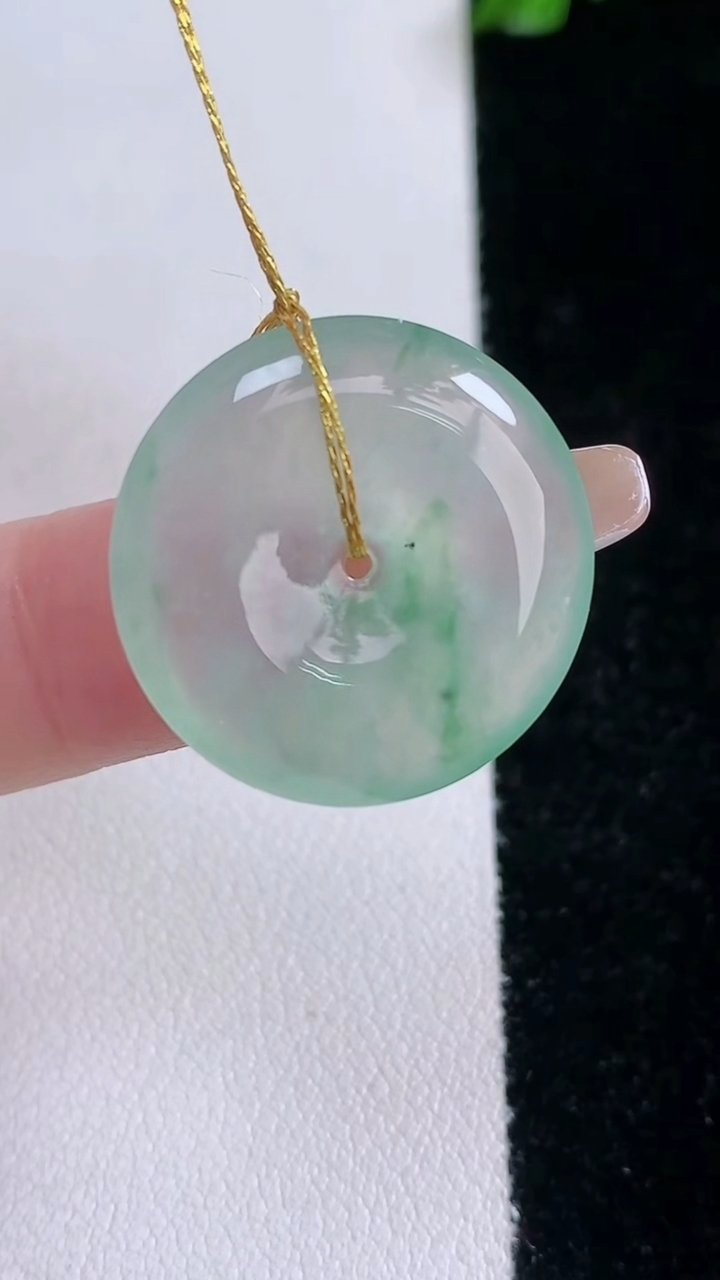 天然A货翡翠平安扣吊坠，尺寸22-4.4，重量:4.47g
3月7日