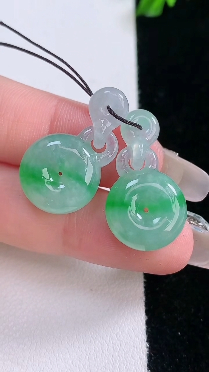 天然A货翡翠平安扣吊坠一对，尺寸15-6，重量:7.58g
3月7日