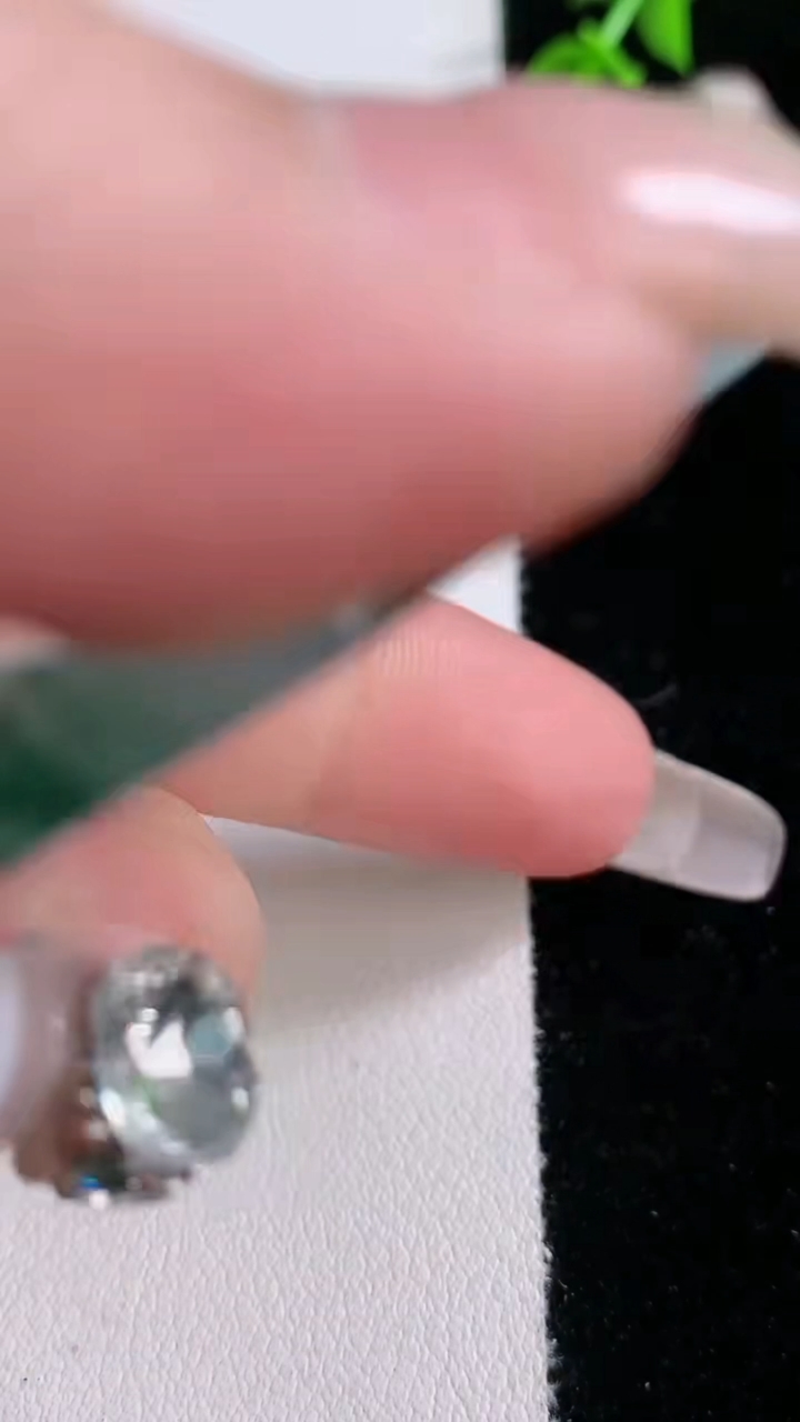 天然A货翡翠飘花千手观音吊坠，尺寸50-43-5.6，重量:26.63g
3月7日