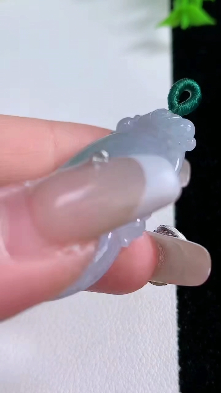 天然A货翡翠如意吊坠，尺寸40.5-22-5，重量:8.56g
3月7日