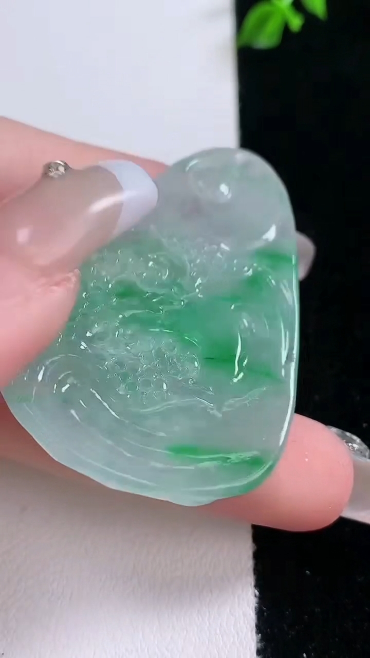 天然A货翡翠山水牌吊坠，尺寸48.2-33-5.2，重量:13.82g
3月7日