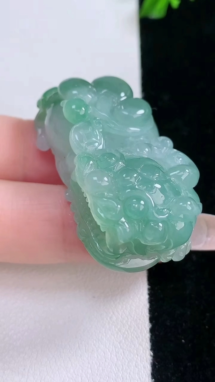 天然A货翡翠霸王貔貅吊坠，尺寸42-22-13.5，重量:30.33g
3月7日