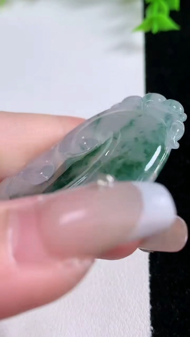 天然A货翡翠种飘花如意吊坠，尺寸52.6-36.4-5.5，重量:20.00g
3月7日