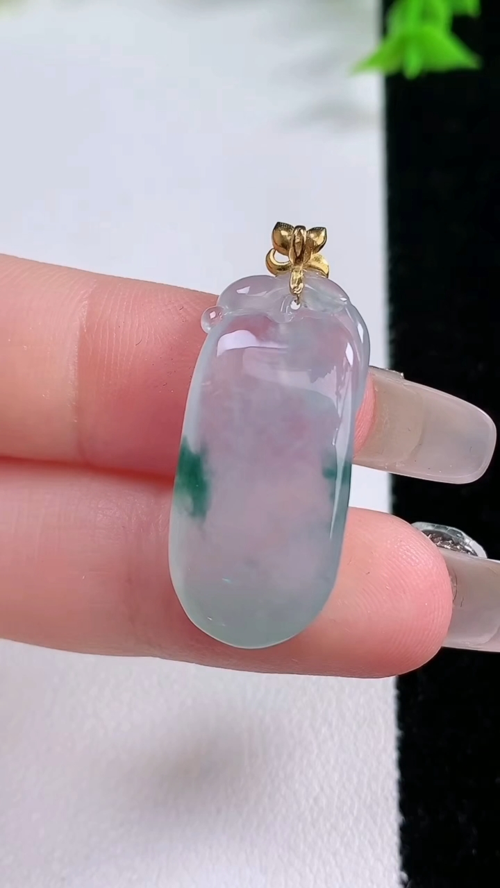 天然A货翡翠种飘花福瓜吊坠，尺寸27.3-12.7-5.4，重量:4.82g
3月7日