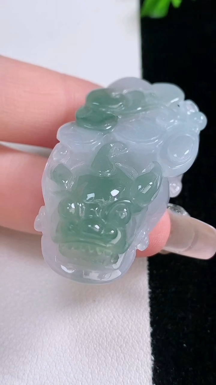 天然A货翡翠貔貅吊坠，尺寸43-22.8-12.5，重量:30.00g
3月7日