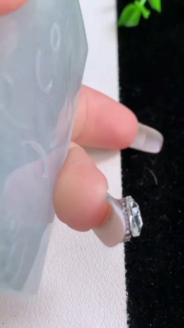 天然A货翡翠虚空藏菩萨吊坠，尺寸72.4-44.7-5.5，重量:44.72g
3月7日