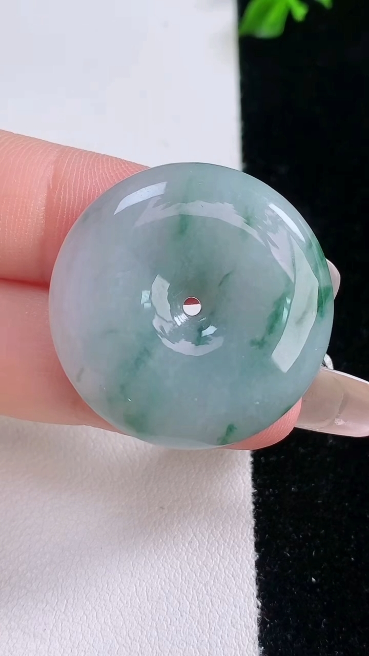 天然A货翡翠飘花平安扣吊坠，尺寸29.4-5.9，重量:11.07g
3月7日