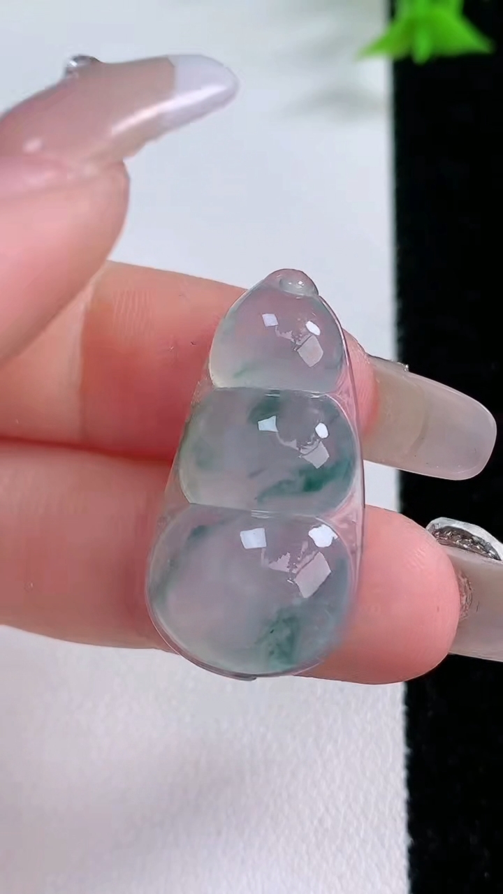 天然A货翡翠冰种飘花福豆吊坠，尺寸30-16-5.7，重量:4.59g
3月7日