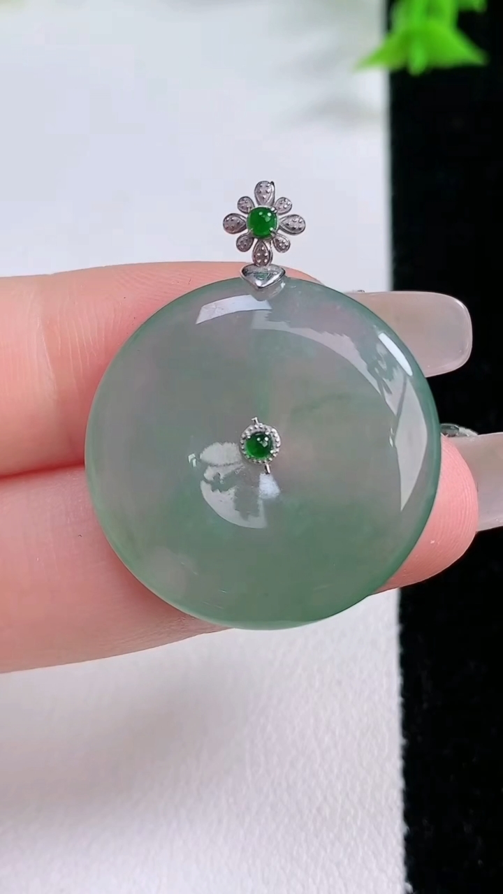 天然A货翡翠平安扣吊坠，尺寸25.6-4.6，重量:6.72g
3月7日