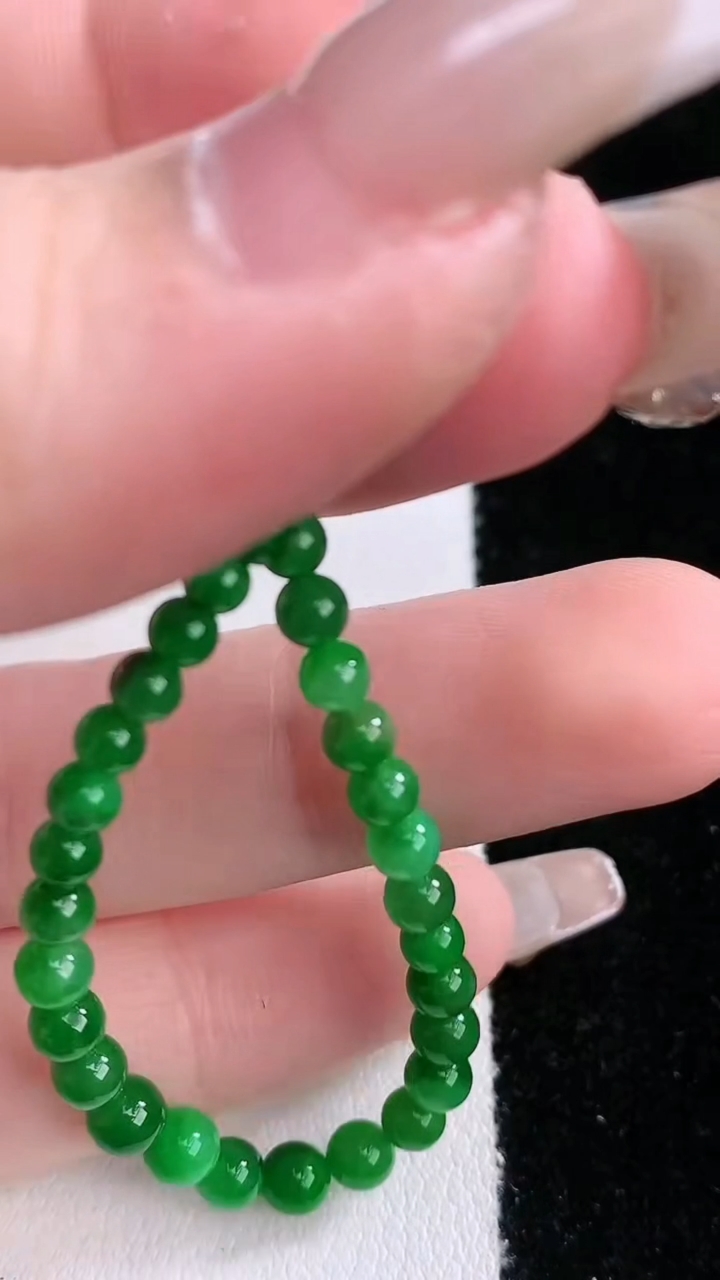 天然A货翡翠小米珠手串，尺寸3.4-47颗，重量:4.95g3月7日
工厂直销收藏佳品,种好水足，色泽均匀，有种有色，上手高大气！