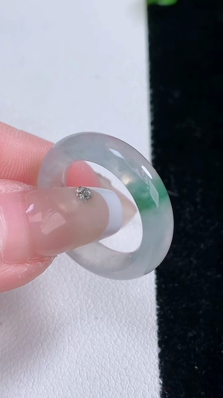 天然A货翡翠冰种飘花指环戒指，尺寸17.4-5.6-4，重量:4.28g2026年3月7日
工厂直销收藏佳品,种好水足，色泽均匀，有种有色，上手高大气！