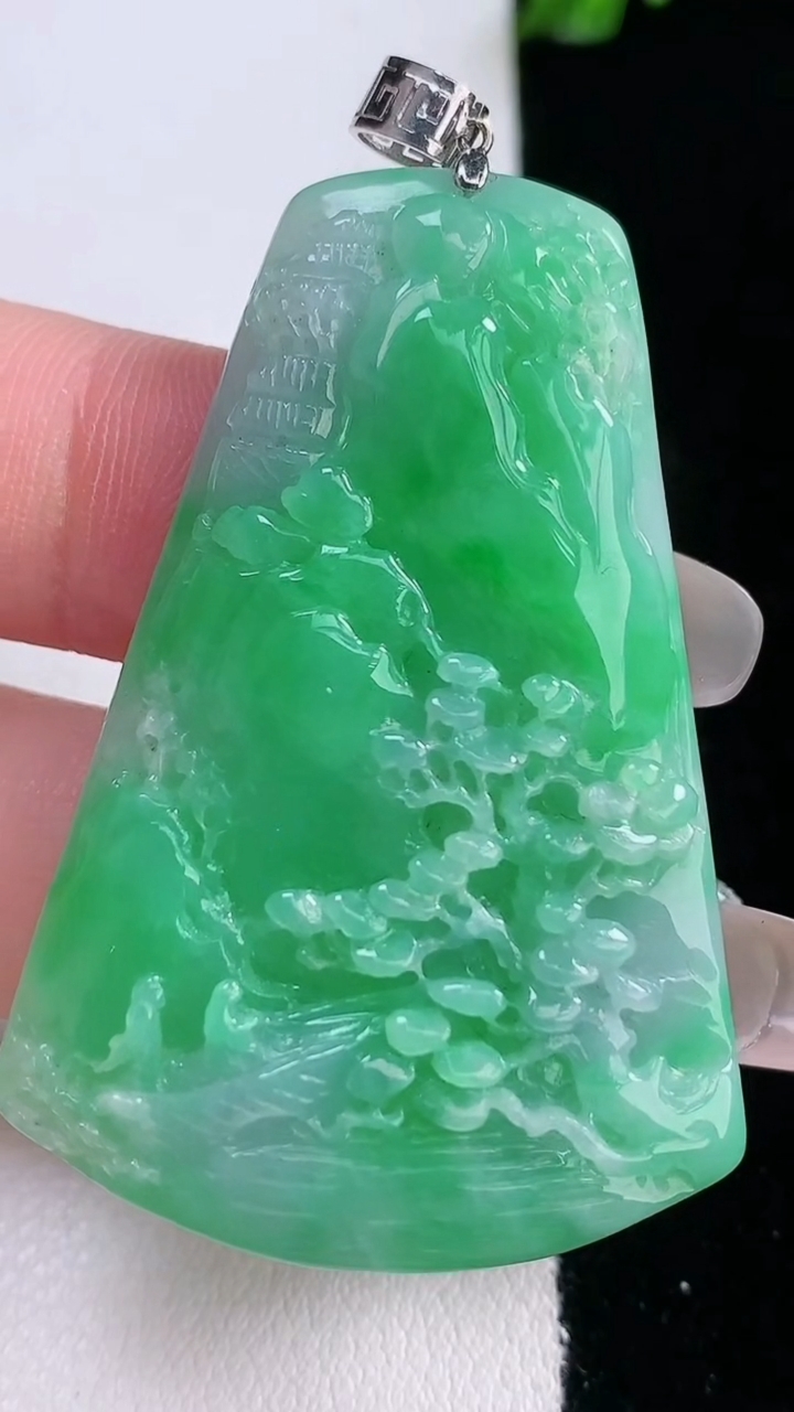 天然A货翡翠山水牌吊坠，尺寸48-32.5-6.3，重量:17.67g
3月7日