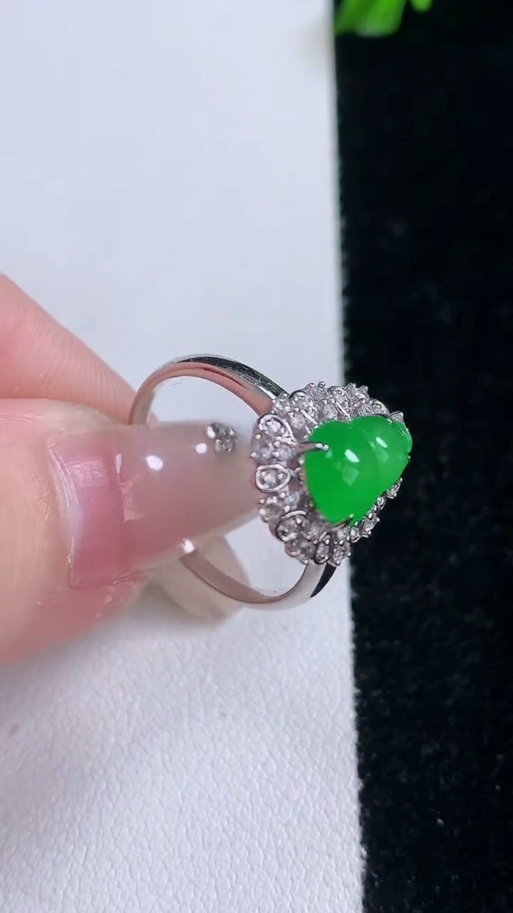 天然A货翡翠葫芦戒指，尺寸18-9.4-6-7.4，重量:2.88g2026年3月7日
工厂直销收藏佳品,种好水足，色泽均匀，有种有色，上手高大气！