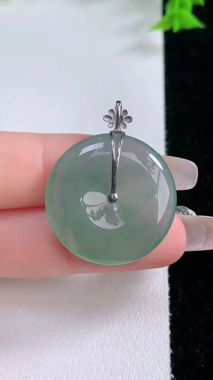 天然A货翡翠平安扣吊坠，尺寸25.6-4.6，重量:6.72g
3月7日