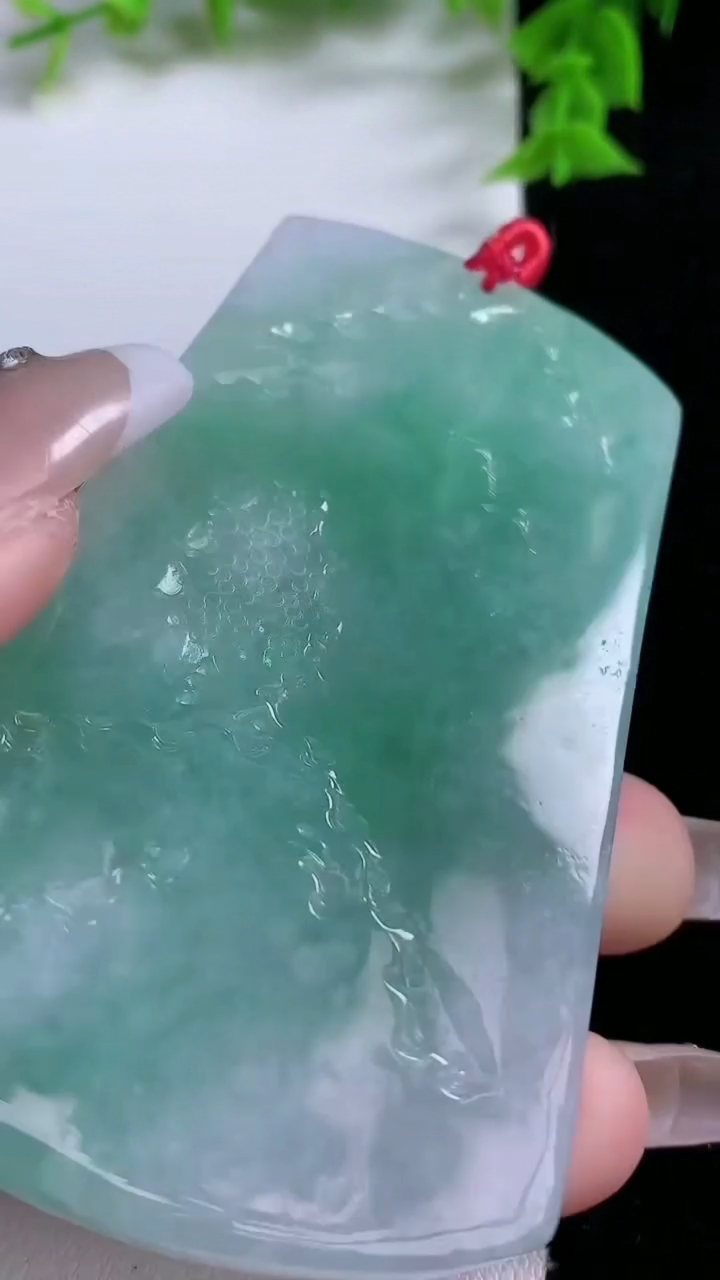 天然A货翡翠山水牌吊坠，尺寸76.4-47.4-4.8，重量:47.40g
3月7日