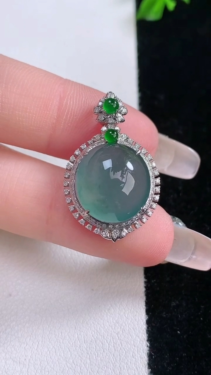 天然A货翡翠18K金蓝水蛋面吊坠，尺寸28-17.8-9.5，裸石14-13.2重量:3.85g
3月7日