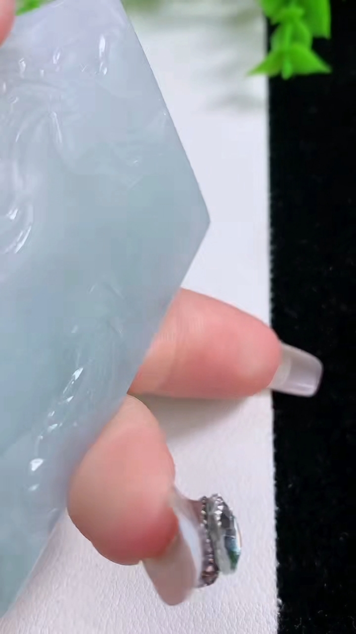 天然A货翡翠御龙关公吊坠，尺寸63-49.4-4.8，重量:39.02g
3月7日