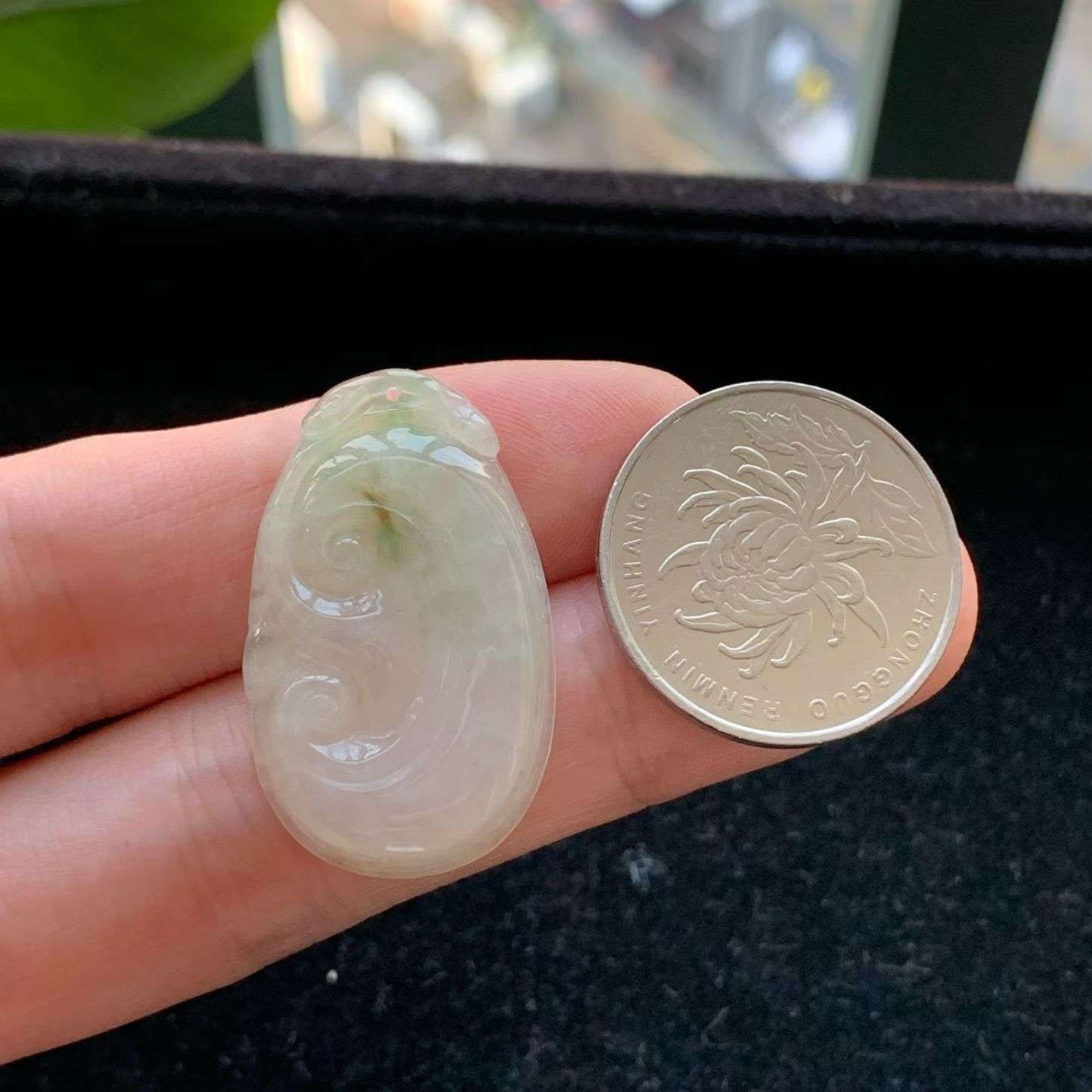 A货天然翡翠冰糯种飘绿如意吊坠重量4.67
3月7日