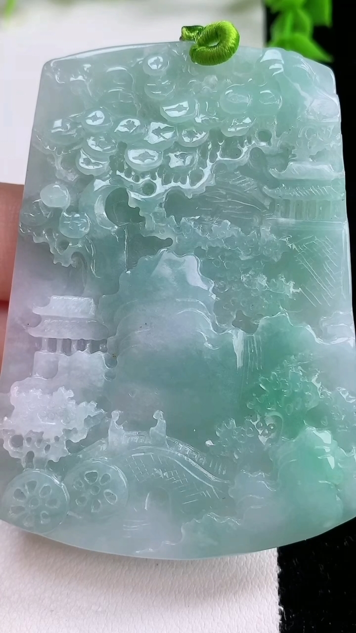 天然A货翡翠山水牌吊坠，尺寸65.5-47.4-4，重量:34.19g
3月7日