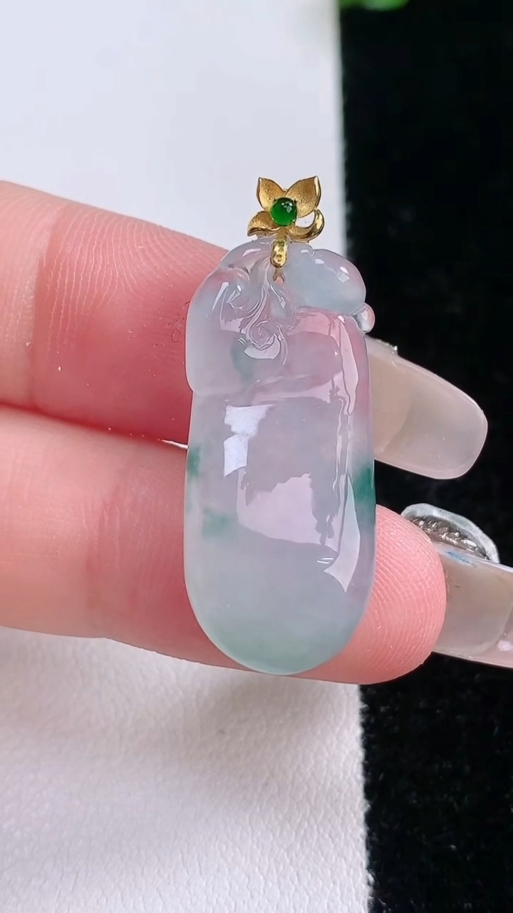 天然A货翡翠种飘花福瓜吊坠，尺寸26.6-12.7-5.6，重量:4.21g
3月7日