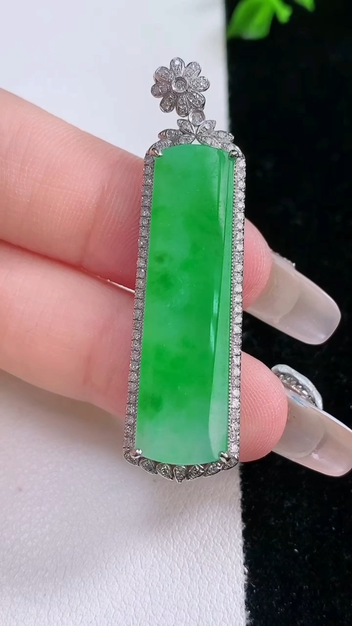 天然A货翡翠无事牌吊坠，尺寸47.4-12.7-5.8，裸石34.8-10.6重量:5.97g
3月