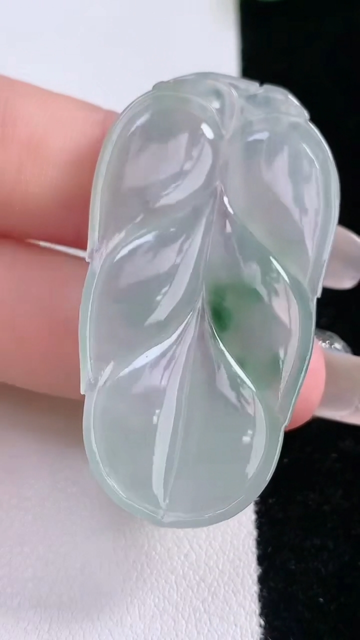 天然A货翡翠冰种飘花金枝玉叶 叶子吊坠，尺寸46-24.7-3.8，重量:9.69g
3月7日