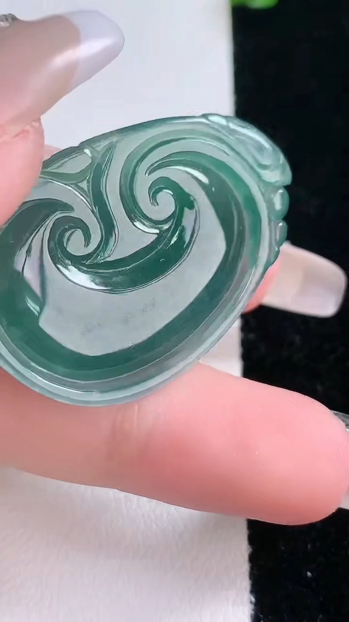 天然A货翡翠如意吊坠，尺寸37.8-23.6-5.4，重量:9.36g
3月7日