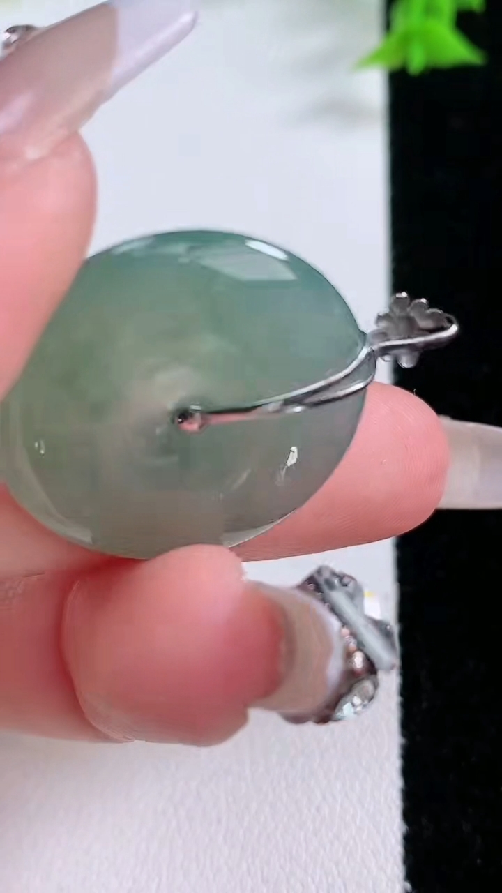 天然A货翡翠平安扣吊坠，尺寸25.6-4.6，重量:6.72g
3月7日