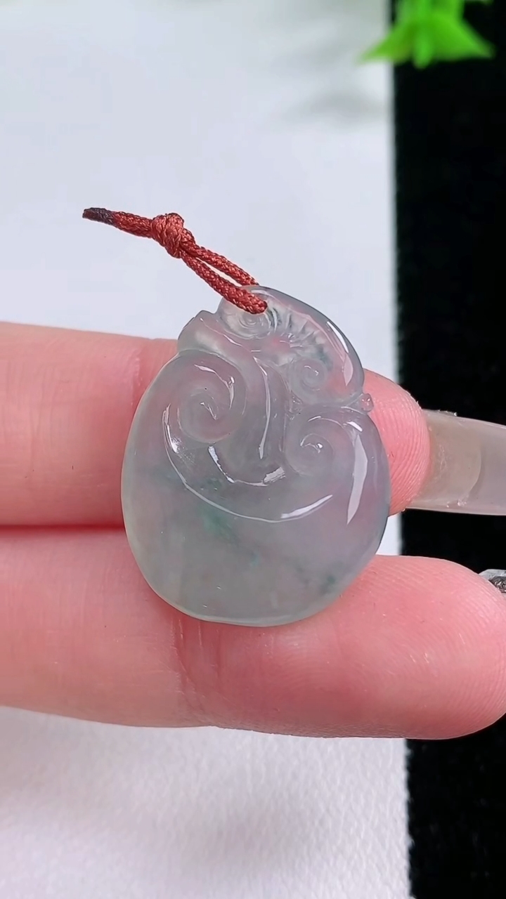 天然A货翡翠冰种飘花如意头吊坠，尺寸24.3-19.6-5.8，重量:4.60g
3月7日