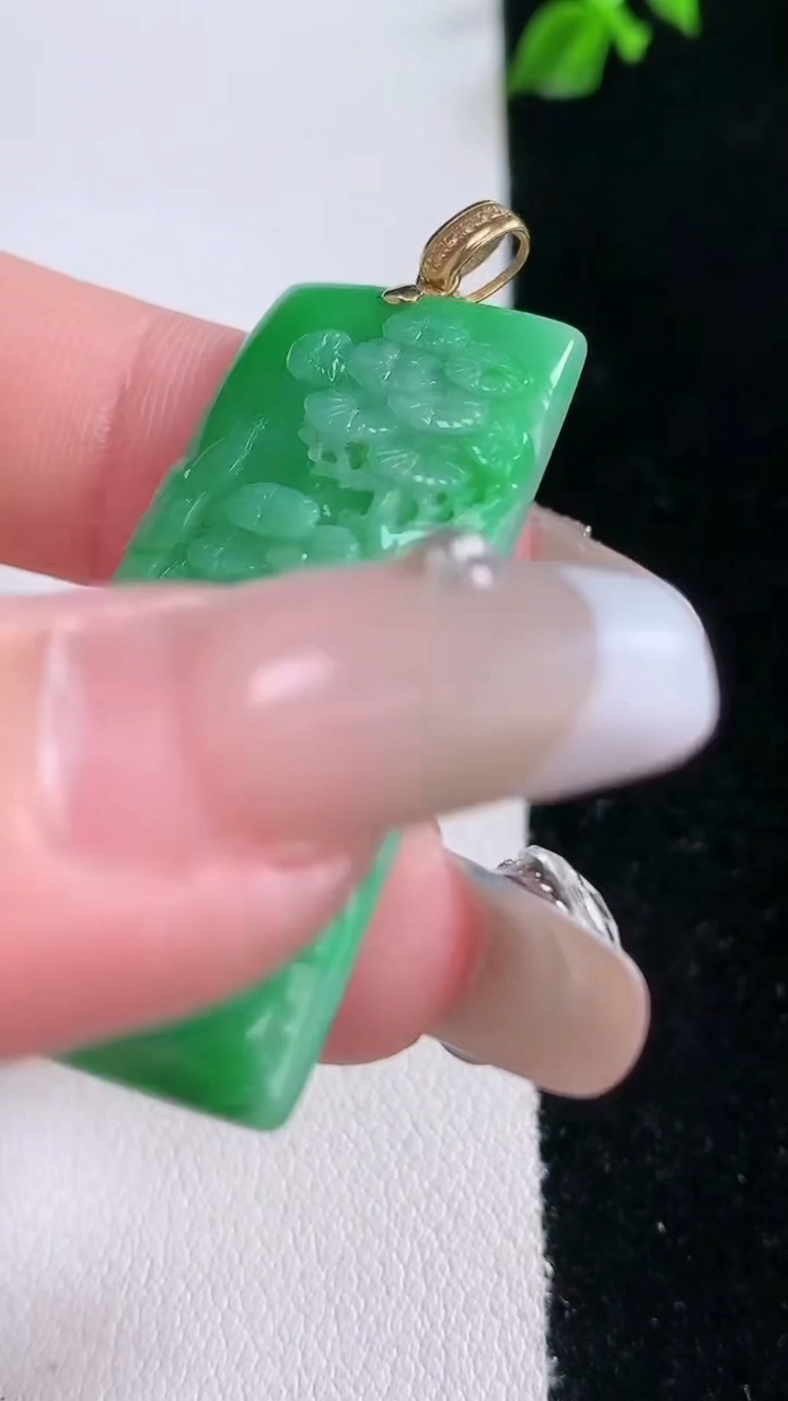 天然A货翡翠山水牌吊坠，尺寸40.2-19.4-4.5，重量:10.38g
3月7日