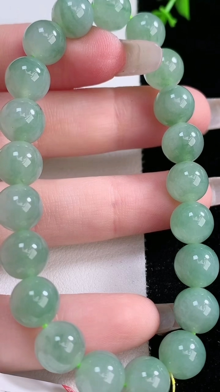 天然A货翡翠圆珠手串，尺寸8.9-21颗，重量:27.16g3月7日
工厂直销收藏佳品,种好水足，色
