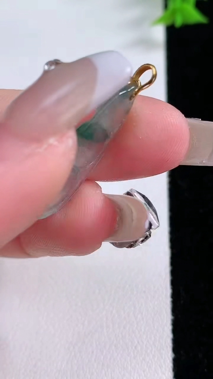 天然A货翡翠种飘花福豆吊坠，尺寸24-11-2.9，重量:1.63g
3月7日