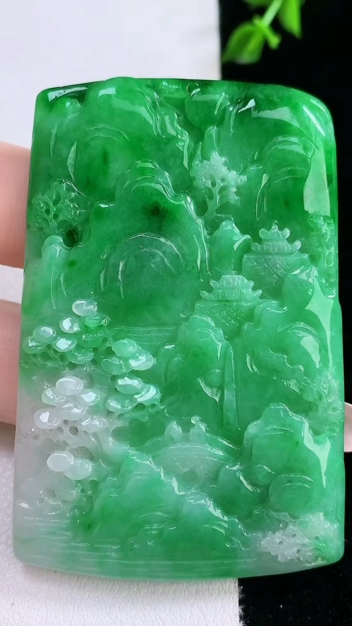 天然A货翡翠山水牌吊坠，尺寸63-40.2-3.4，重量:28.64g
3月7日