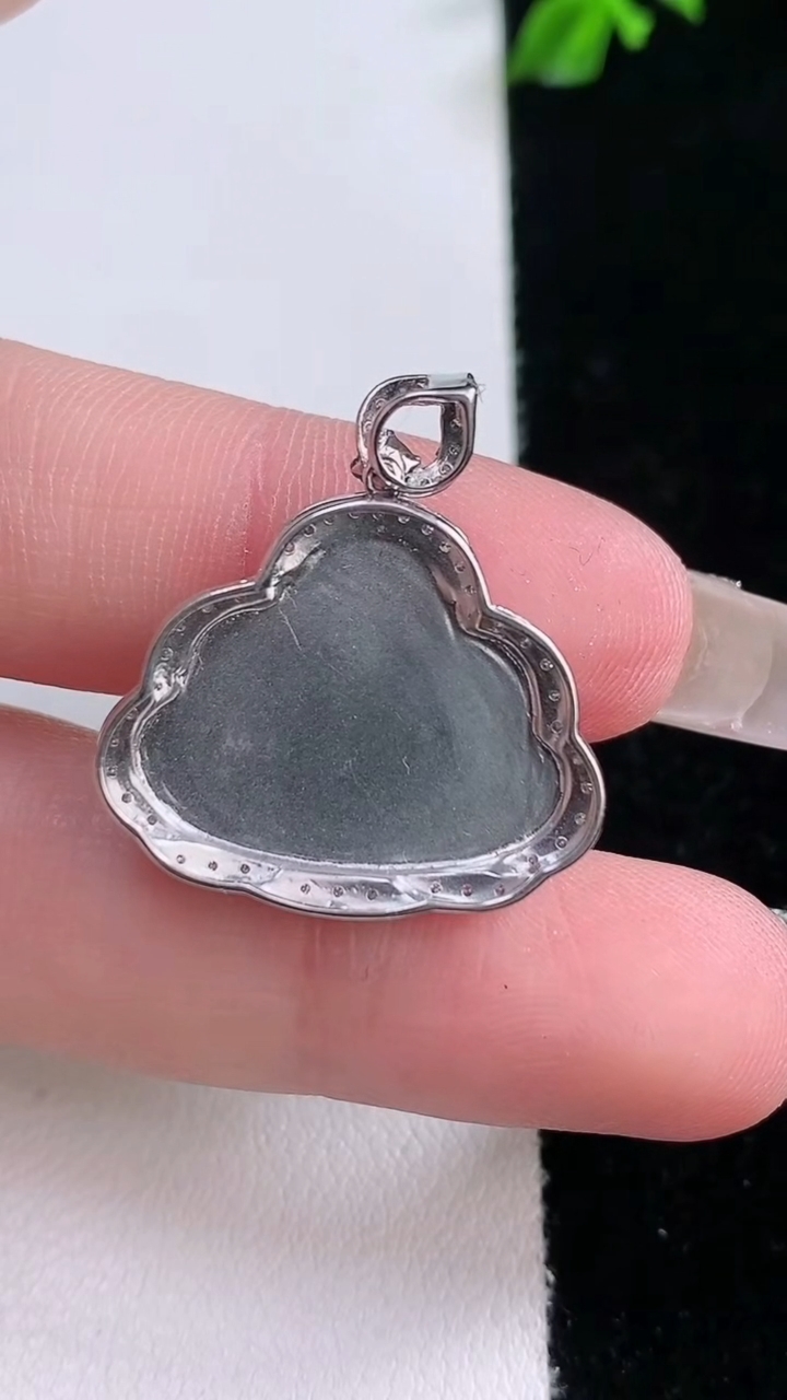 天然A货翡翠佛公吊坠，尺寸24.4-23-5.5，裸石16-20.2重量:3.78g
3月7日