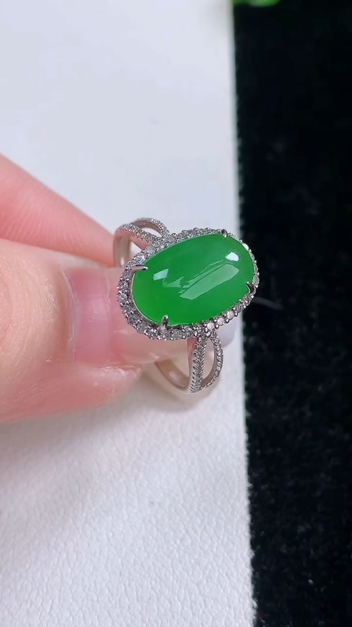 天然A货翡翠蛋面戒指，尺寸17.4-12-7.8-6，重量:2.68g2026年3月7日
工厂直销收藏佳品,种好水足，色泽均匀，有种有色，上手高大气！