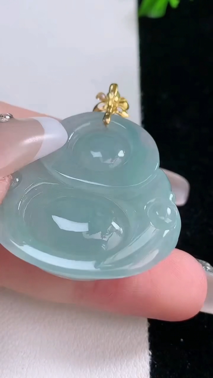 天然A货翡翠佛公吊坠，尺寸32.8-33.7-10.4，重量:17.24g
3月7日