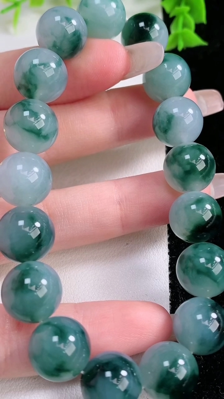 天然A货翡翠种飘花圆珠手串，尺寸12-17颗，重量:52.98g3月7日
工厂直销收藏佳品,种好水足，色泽均匀，有种有色，上手高大气！