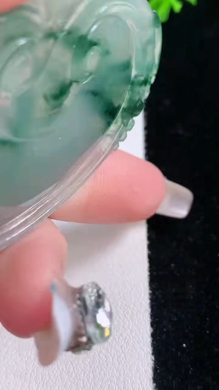 天然A货翡翠飘花如意吊坠，尺寸57.4-37.5-5.6，重量:21.80g
3月7日