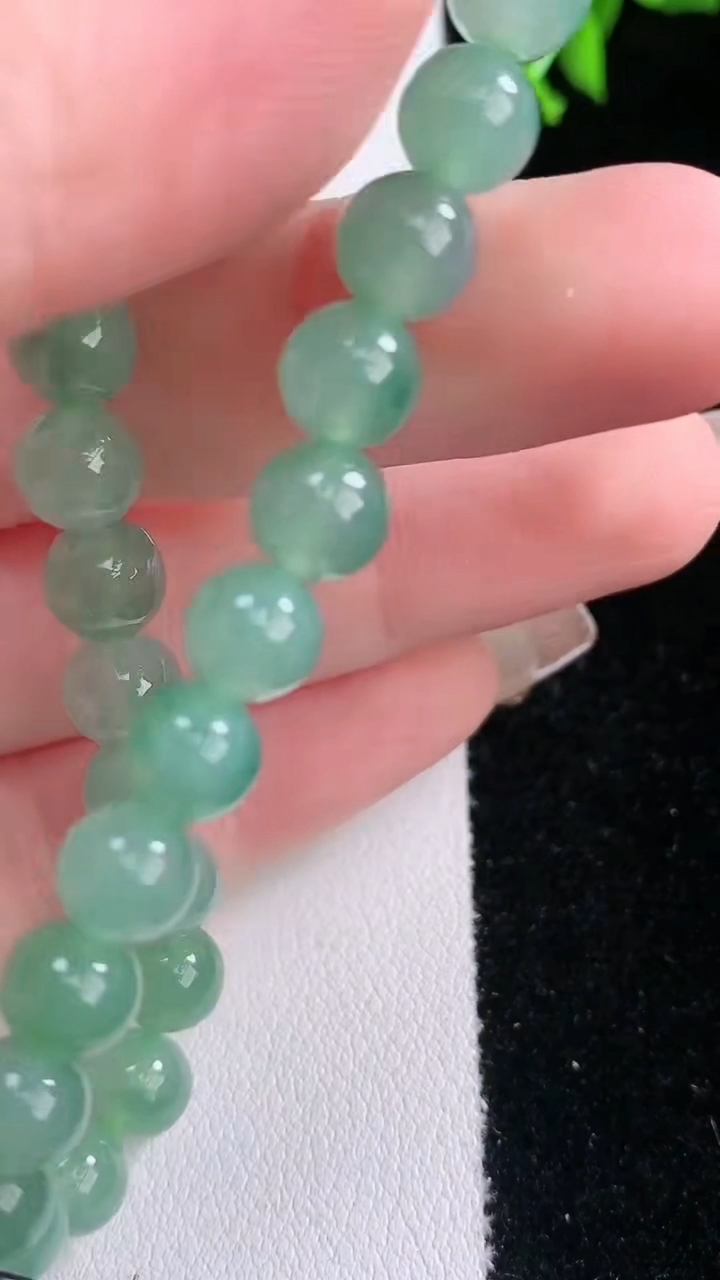 天然A货翡翠圆珠手串，尺寸7-26颗，重量:17.52g3月7日
工厂直销收藏佳品,种好水足，色泽均匀，有种有色，上手高大气！
