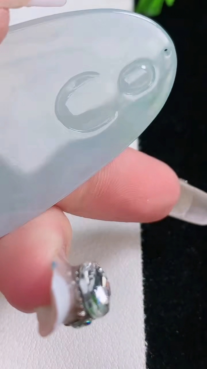 天然A货翡翠观音菩萨吊坠，尺寸61.7-29.7-4.2，重量:20.56g
3月7日