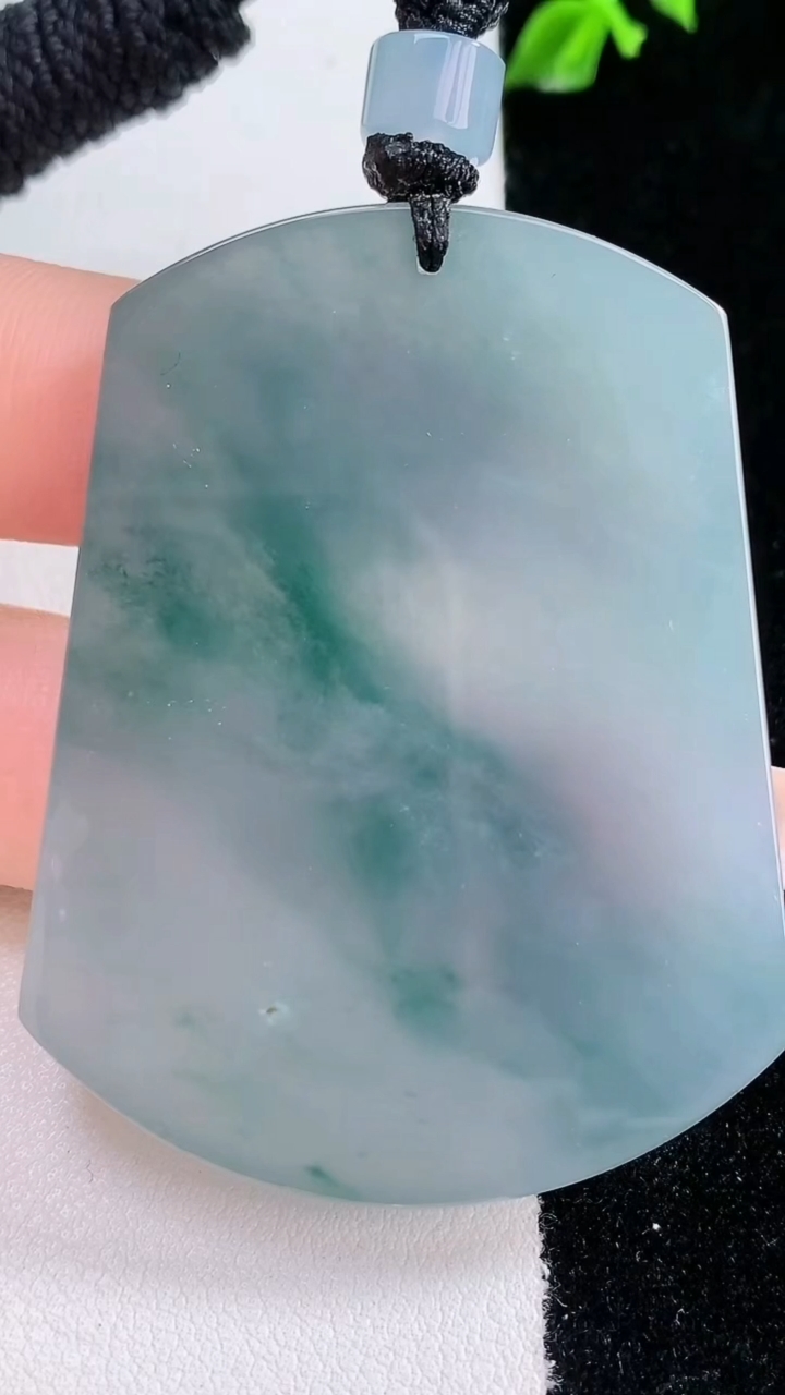 天然A货翡翠种飘花无事牌吊坠，尺寸52-40-5.4，重量:36.71g
3月7日