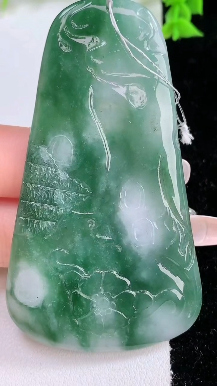 天然A货翡翠阿弥陀佛吊坠，尺寸74.7-42.6-5.7，重量:38.57g
3月7日