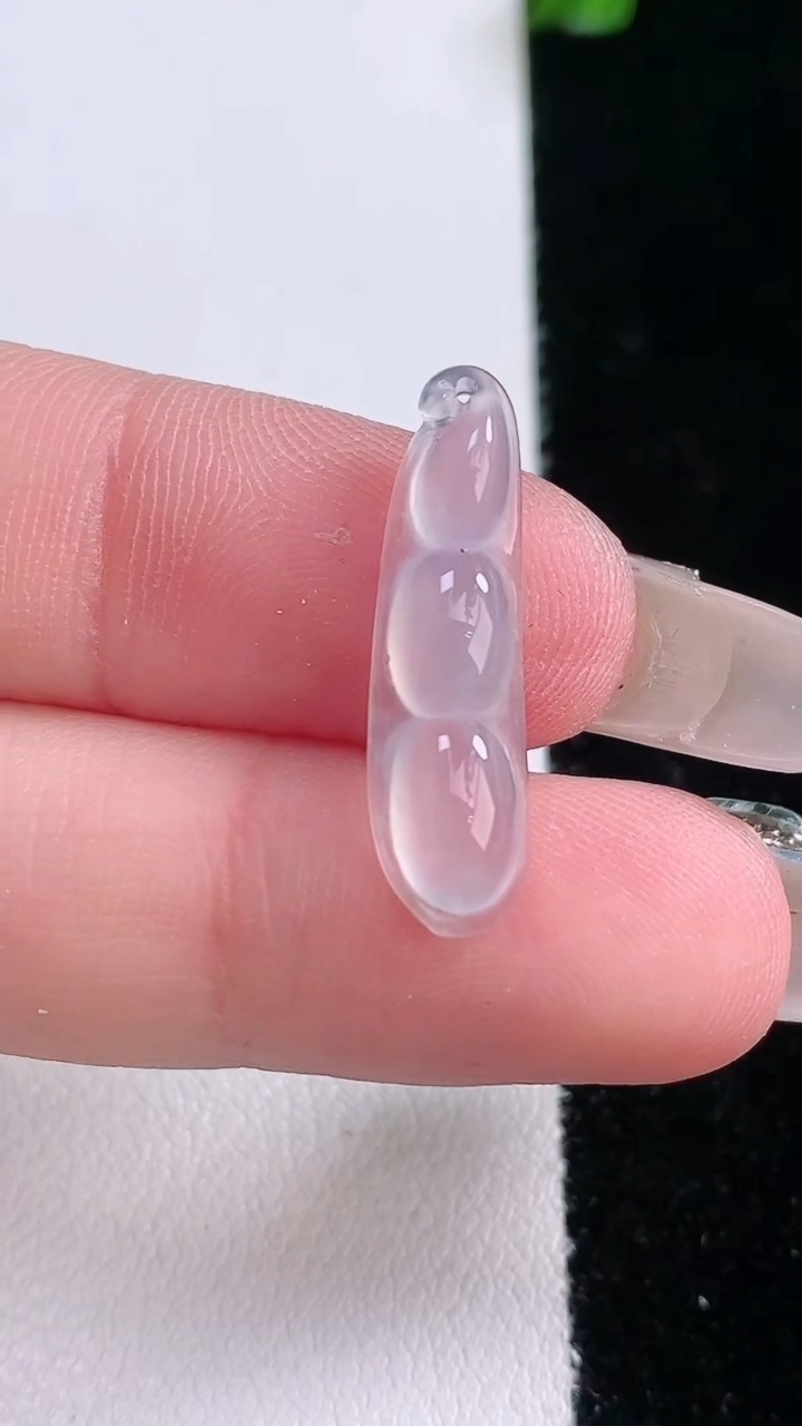 天然A货翡翠福豆吊坠，尺寸23.3-6.3-4.2，重量:1.06g
3月7日