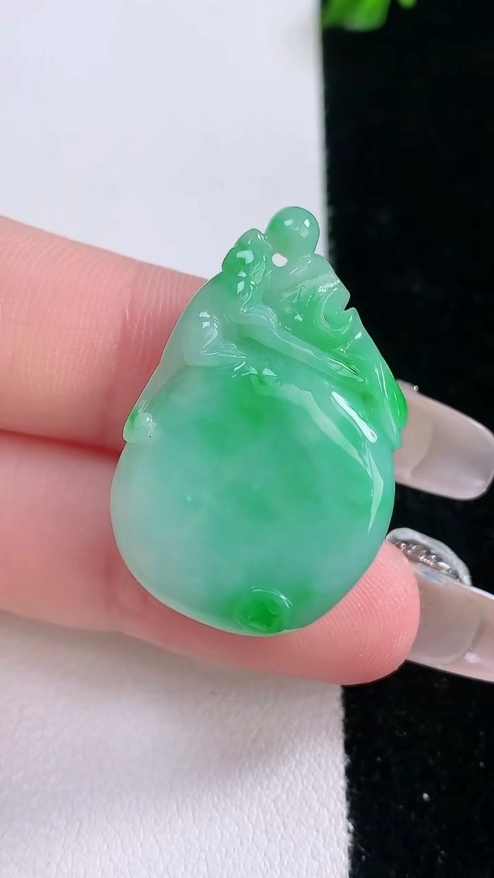 天然A货翡翠寿桃吊坠，尺寸31.2-19.5-10.3，重量:9.65g
3月7日